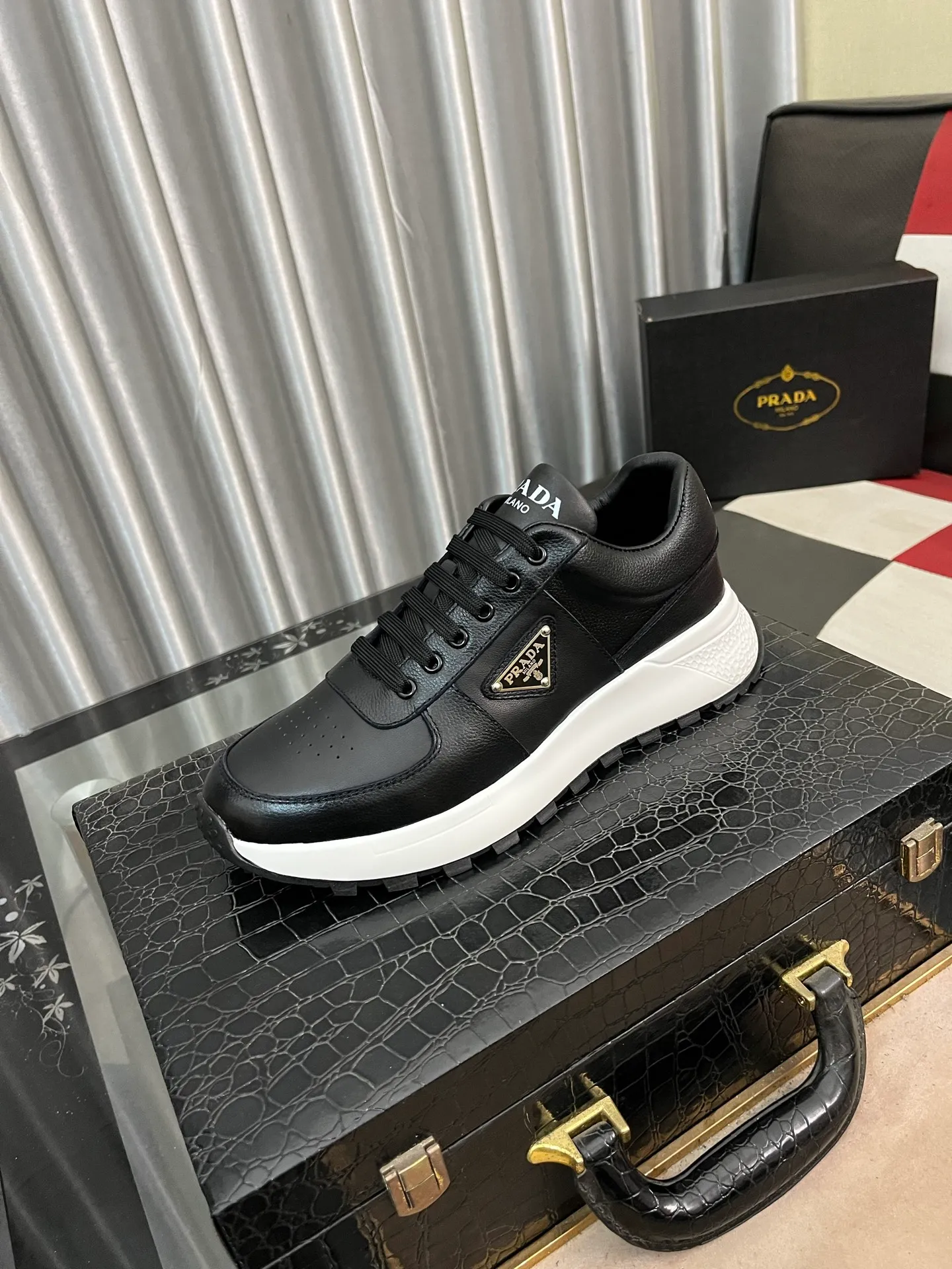 Men's shoes 💰440⌚️⌚️ PRADA [Prada] popular men's shoes, casual shoes and sports shoes! High-end quality 🍀 The upper is made of imported original cowhide 💥 cowhide lining; the original molded outsole. The style is correct and elegant, comfortable and versatile💪 Three quality guarantees. Size: 38-44, 3️⃣colors available.